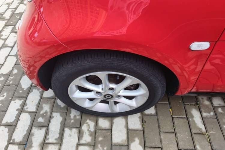 Used smart fortwo 2015 1.0L 52 kW hardtop Dynamic version Left Front Wheel Hub