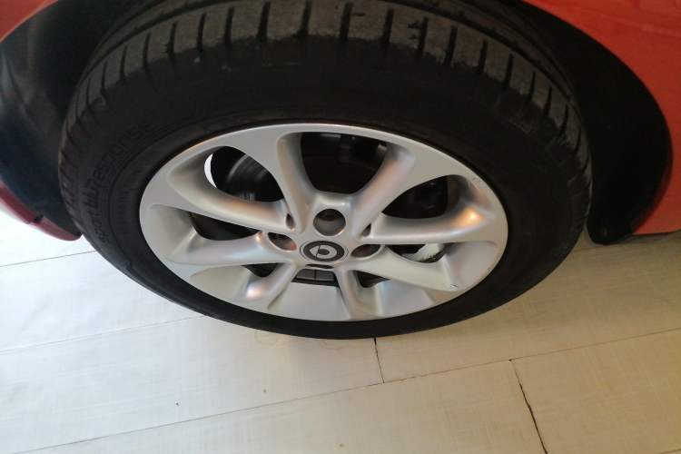 Used smart fortwo 2015 1.0L 52 kW hardtop Dynamic version Left Front Wheel Hub