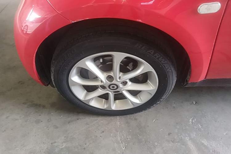 Used smart fortwo 2015 1.0L 52 kW hardtop Dynamic version Left Front Wheel Hub