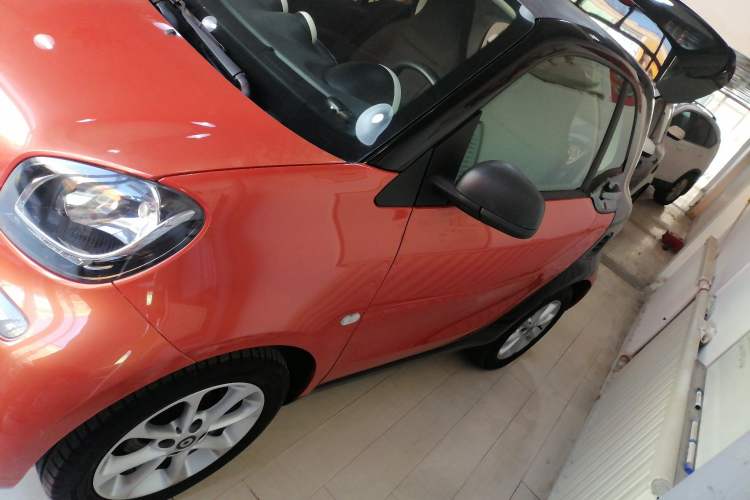 Used smart fortwo 2015 1.0L 52 kW hardtop Dynamic version Left Side
