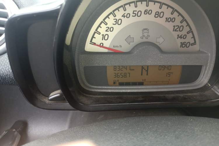 Used smart fortwo 2015 1.0 MHD Comfort Travel Edition Odometer Close Up