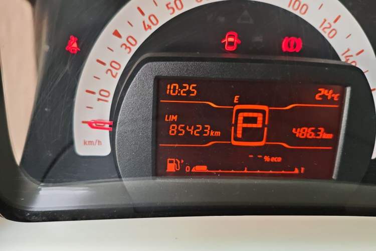 Used smart fortwo 2015 1.0L 52 kW hardtop Dynamic version Odometer Close Up