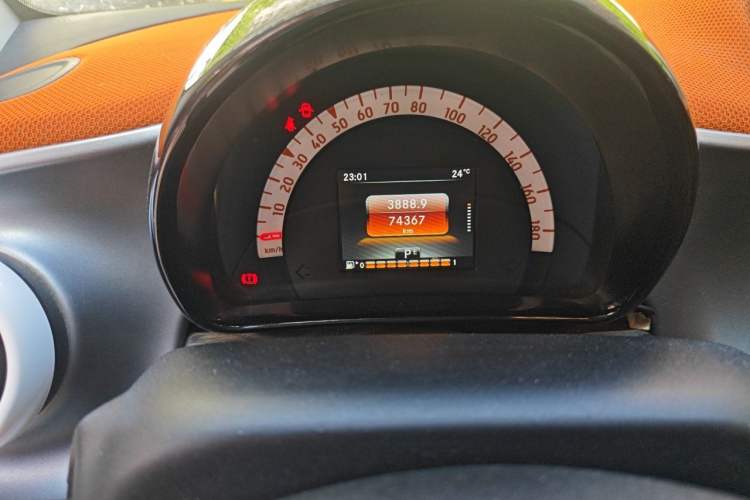 Used smart fortwo 2015 1.0L 52 kW Hardtop Passion Edition Odometer Close Up