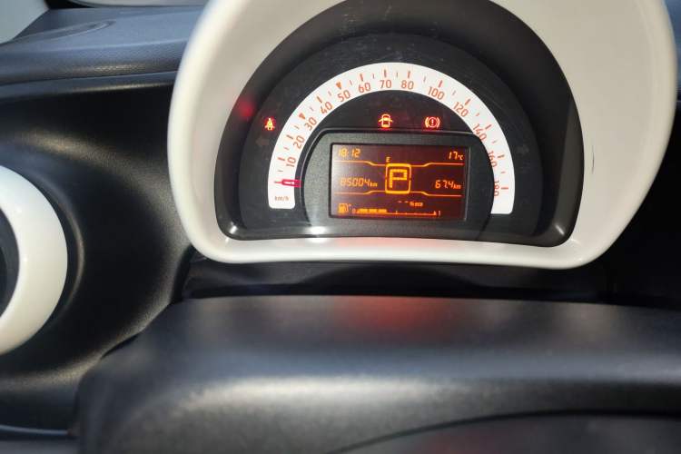 Used smart fortwo 2015 1.0L 52 kW hardtop Dynamic version Odometer Close Up