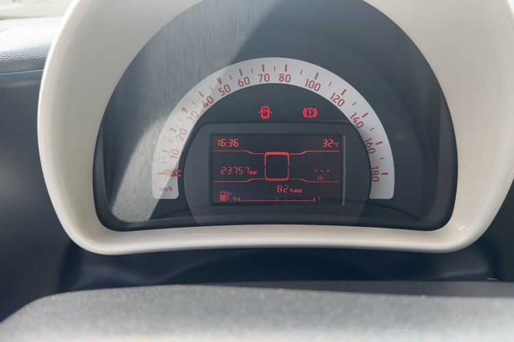 Used smart fortwo 2015 1.0L 52 kW hardtop Dynamic version Odometer Close Up