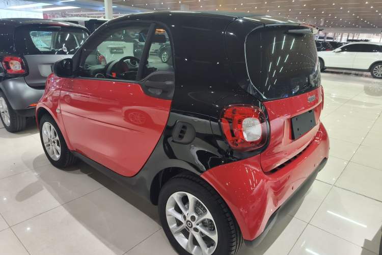 Used smart fortwo 2015 1.0L 52 kW hardtop Dynamic version Rear Left 45 Deg