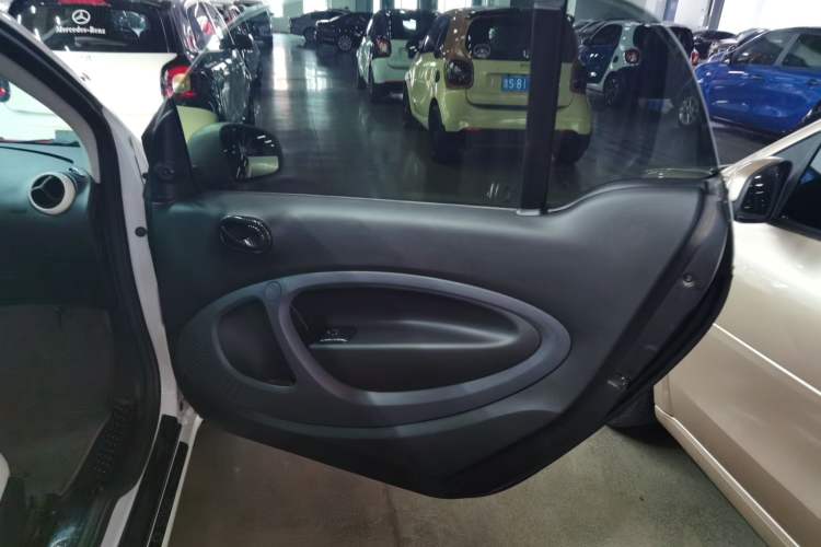 Used smart fortwo 2015 1.0L 52 kW hardtop Dynamic version Right Front Door Interior