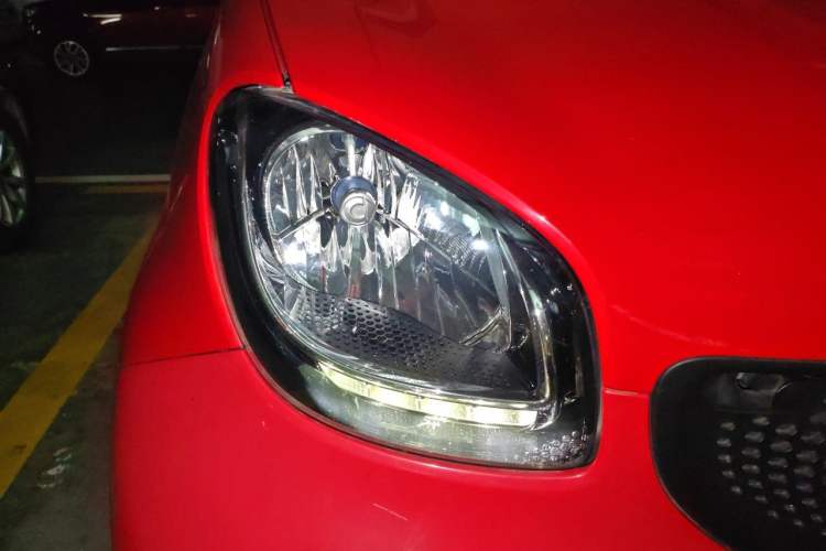 Used smart fortwo 2015 1.0L 52 kW hardtop Dynamic version Right Front Headlight