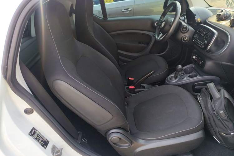 Used smart fortwo 2015 1.0L 52 kW Hardtop Passion Edition Right Front Seat