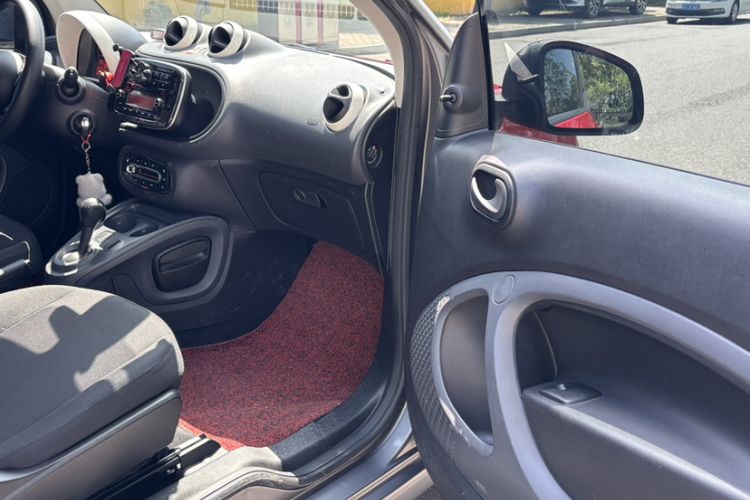 Used smart fortwo 2015 1.0L 52 kW hardtop Dynamic version Right Front Seat