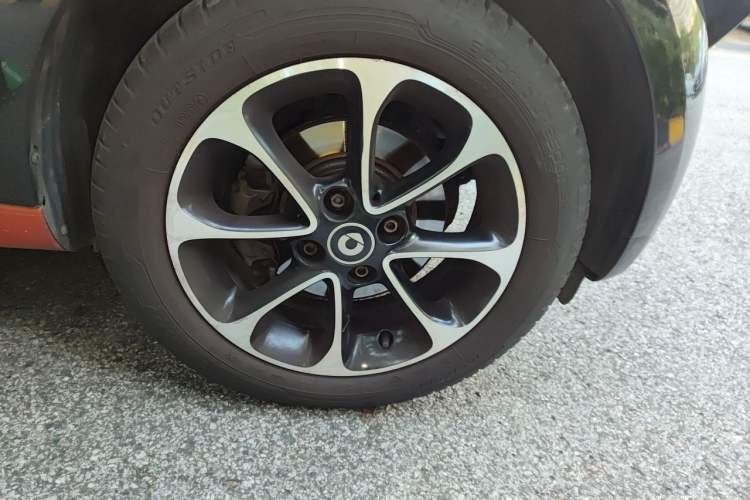 Used smart fortwo 2015 1.0L 52 kW Hardtop Passion Edition Right Front Wheel Hub