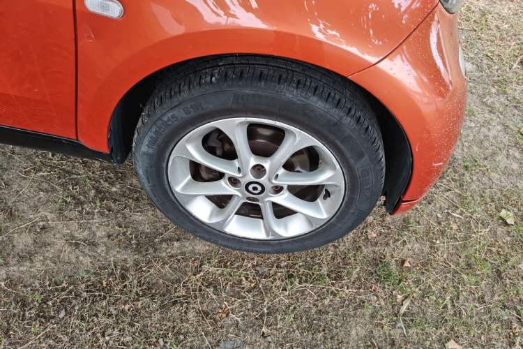 Used smart fortwo 2015 1.0L 52 kW hardtop Dynamic version Right Front Wheel Hub