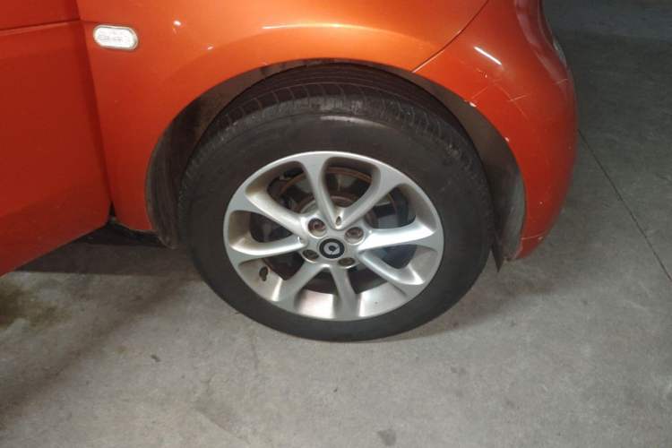 Used smart fortwo 2015 1.0L 52 kW hardtop Dynamic version Right Front Wheel Hub