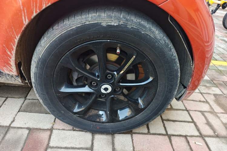 Used smart fortwo 2015 1.0L 52 kW hardtop Dynamic version Right Front Wheel Hub