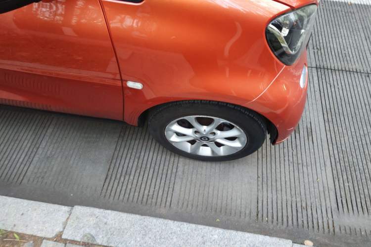 Used smart fortwo 2015 1.0L 52 kW hardtop Dynamic version Right Front Wheel Hub