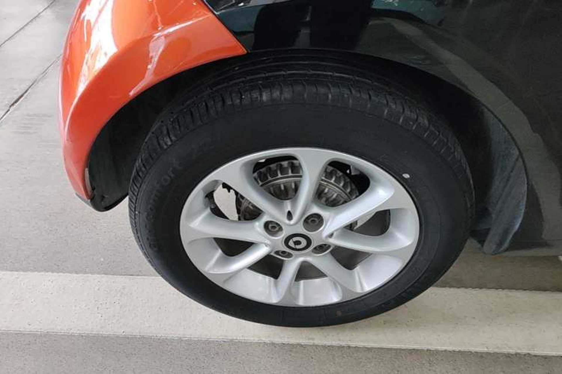 Used smart fortwo 2015 1.0L 52 kW hardtop Dynamic version Right Rear Wheel Hub