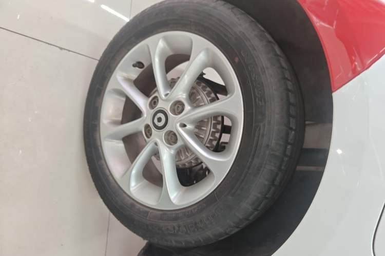 Used smart fortwo 2015 1.0L 52 kW hardtop Dynamic version Right Rear Wheel Hub