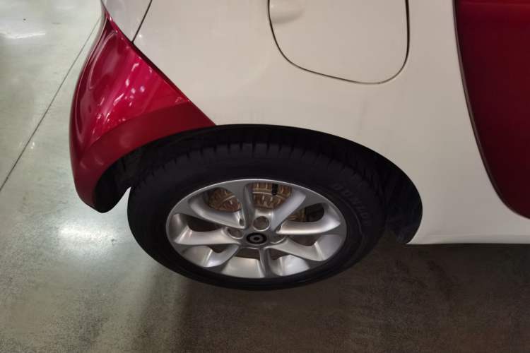 Used smart fortwo 2015 1.0L 52 kW hardtop Dynamic version Right Rear Wheel Hub
