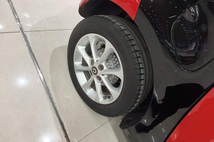 Used smart fortwo 2015 1.0L 52 kW hardtop Dynamic version Right Rear Wheel Hub