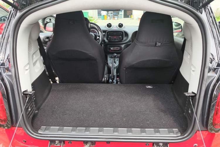 Used smart fortwo 2015 1.0L 52 kW hardtop Dynamic version Trunk