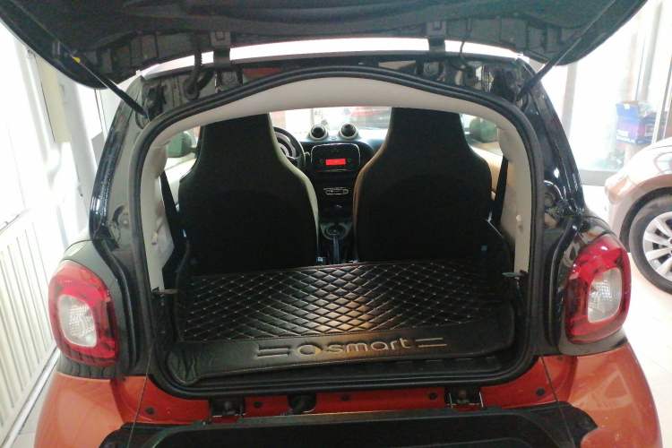 Used smart fortwo 2015 1.0L 52 kW hardtop Dynamic version Trunk