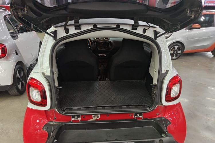 Used smart fortwo 2015 1.0L 52 kW hardtop Dynamic version Trunk