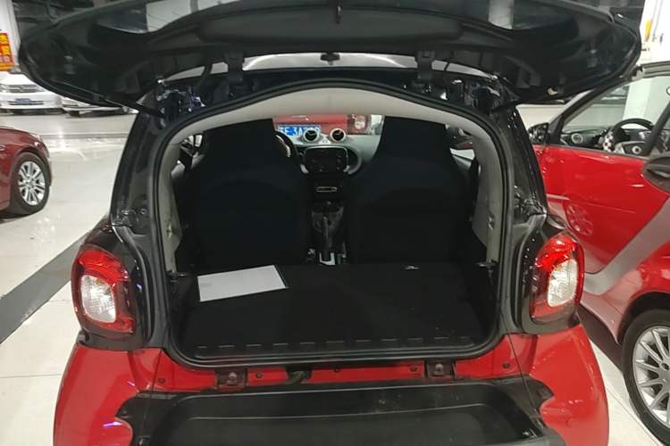 Used smart fortwo 2015 1.0L 52 kW hardtop Dynamic version Trunk
