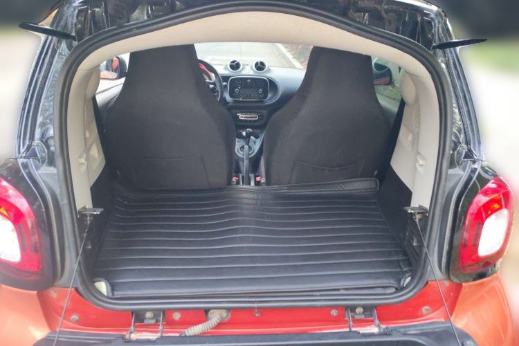 Used smart fortwo 2015 1.0L 52 kW hardtop Dynamic version Trunk