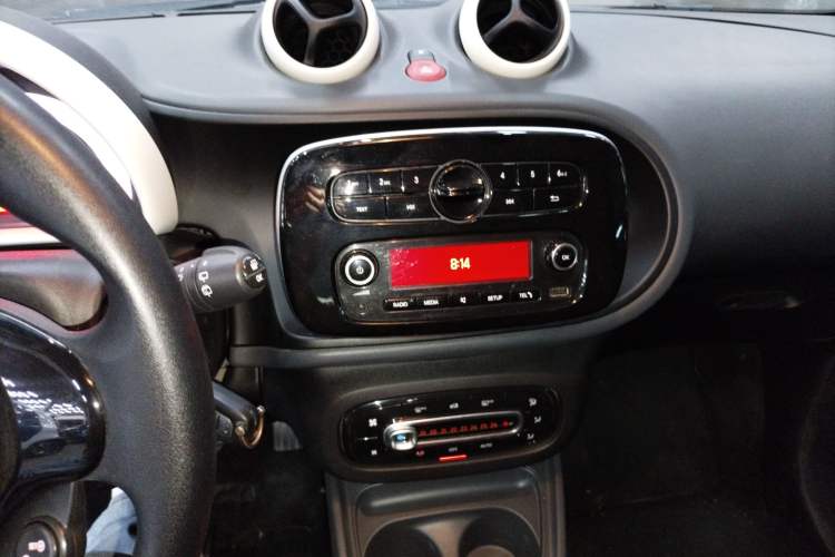 Used smart fortwo 2015 1.0L 52 kW hardtop Dynamic version Audio And AC Panel