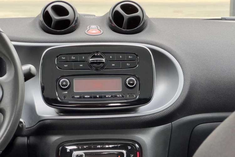 Used smart fortwo 2015 1.0L 52 kW Hardtop Passion Edition Audio And AC Panel