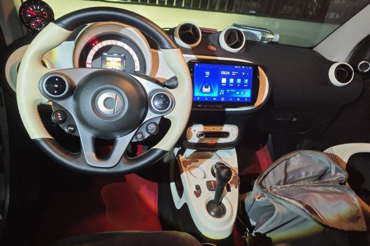 Used smart fortwo 2015 1.0L 52 kW Hardtop Passion Edition Center Console
