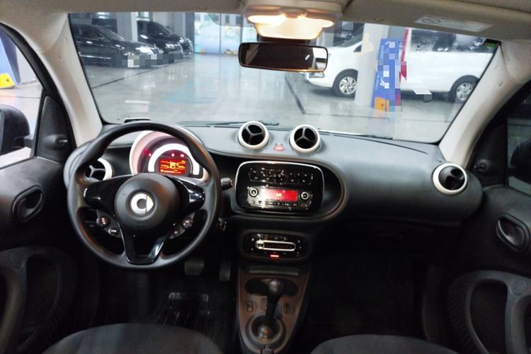 Used smart fortwo 2015 1.0L 52 kW hardtop Dynamic version Center Console