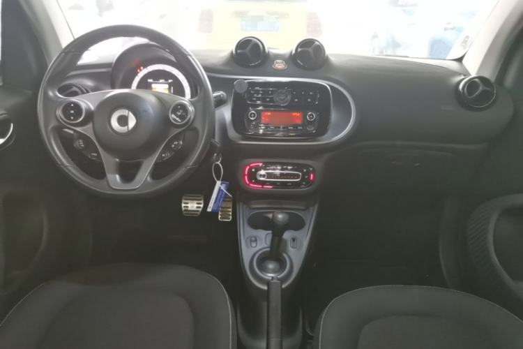 Used smart fortwo 2015 1.0L 52 kW Hardtop Passion Edition Center Console