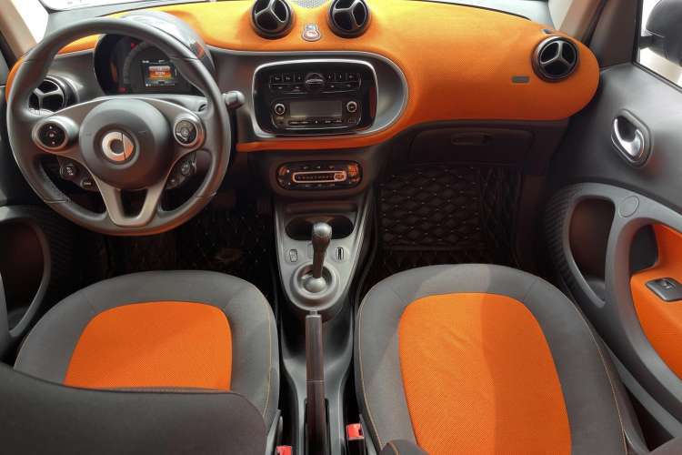 Used smart fortwo 2015 1.0L 52 kW Hardtop Passion Edition Center Console