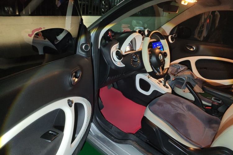 Used smart fortwo 2015 1.0L 52 kW Hardtop Passion Edition Driver Seat