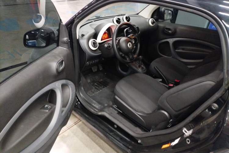 Used smart fortwo 2015 1.0L 52 kW hardtop Dynamic version Driver Seat
