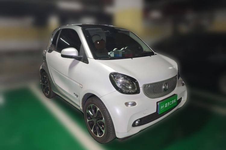 Used smart fortwo 2015 1.0L 52 kW Hardtop Passion Edition Front Right 45 Deg
