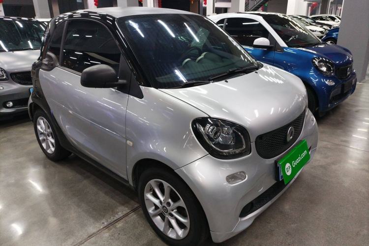 Used smart fortwo 2015 1.0L 52 kW hardtop Dynamic version Front Right 45 Deg