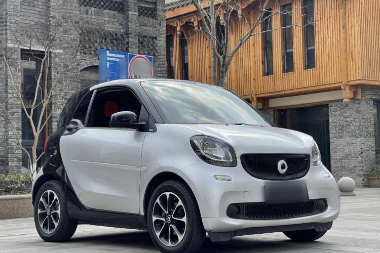 Used smart fortwo 2015 1.0L 52 kW Hardtop Passion Edition Front Right 45 Deg