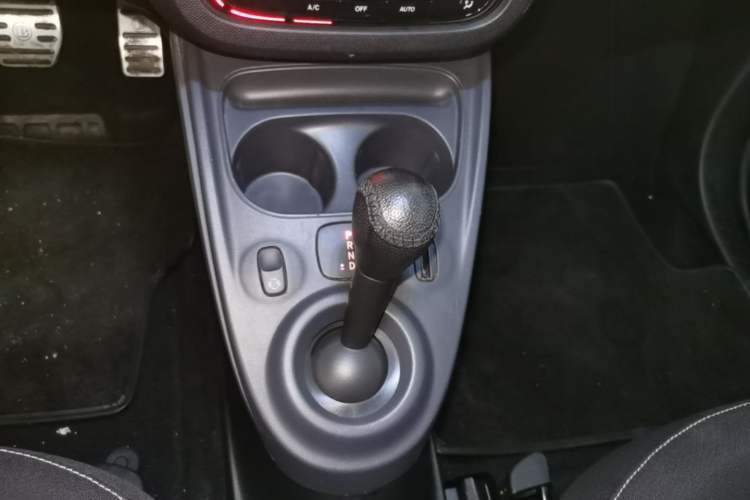 Used smart fortwo 2015 1.0L 52 kW Hardtop Passion Edition Gear Lever