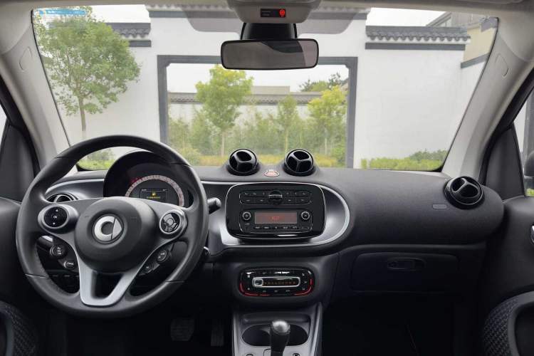 Used smart fortwo 2015 1.0L 52 kW Hardtop Passion Edition Interior 1