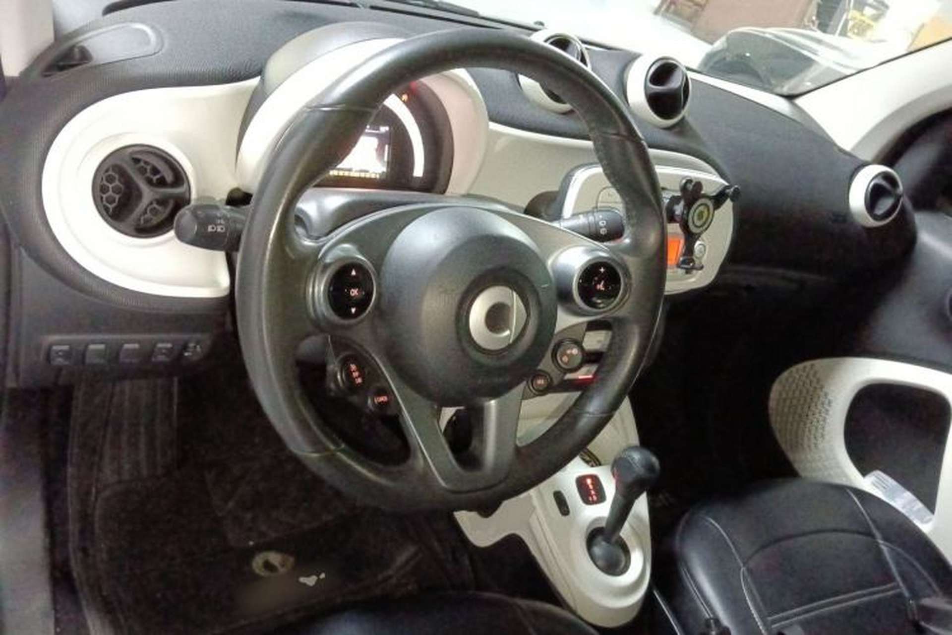 Used smart fortwo 2015 1.0L 52 kW Hardtop Passion Edition Interior 2