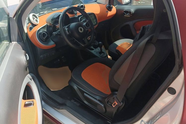 Used smart fortwo 2015 1.0L 52 kW Hardtop Passion Edition Interior 3