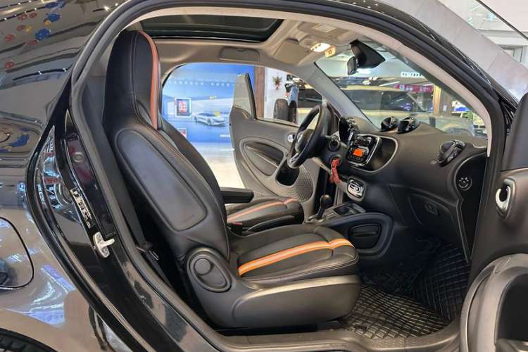 Used smart fortwo 2015 1.0L 52 kW Hardtop Passion Edition Interior 4