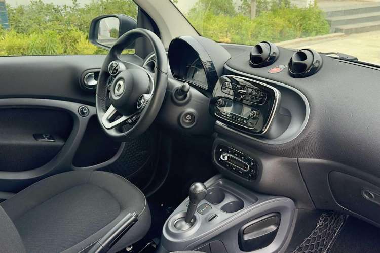 Used smart fortwo 2015 1.0L 52 kW Hardtop Passion Edition Interior 4