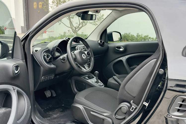Used smart fortwo 2015 1.0L 52 kW Hardtop Passion Edition Interior 5