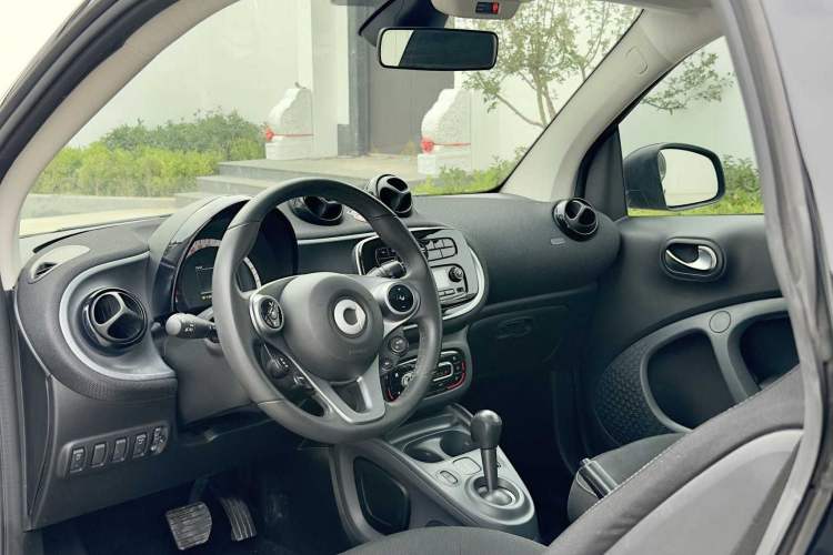 Used smart fortwo 2015 1.0L 52 kW Hardtop Passion Edition Interior 6
