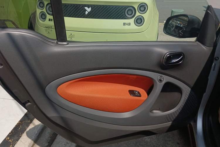 Used smart fortwo 2015 1.0L 52 kW Hardtop Passion Edition Interior 7
