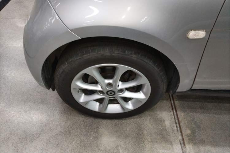 Used smart fortwo 2015 1.0L 52 kW hardtop Dynamic version Left Front Wheel Hub