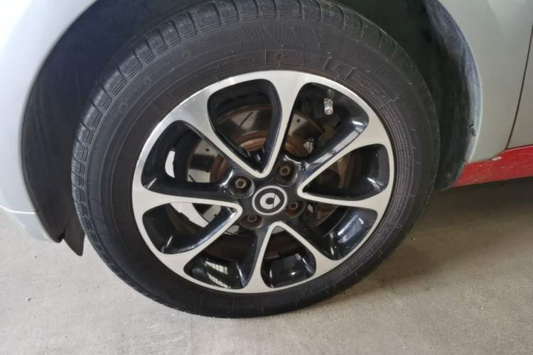 Used smart fortwo 2015 1.0L 52 kW Hardtop Passion Edition Left Front Wheel Hub